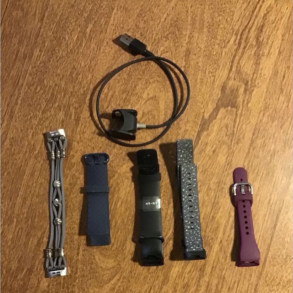 Fitbit band bundle and charger - 6 piece set